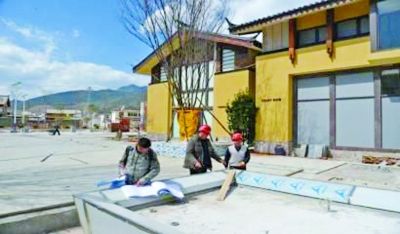 　　別墅工地，工人正在施工。