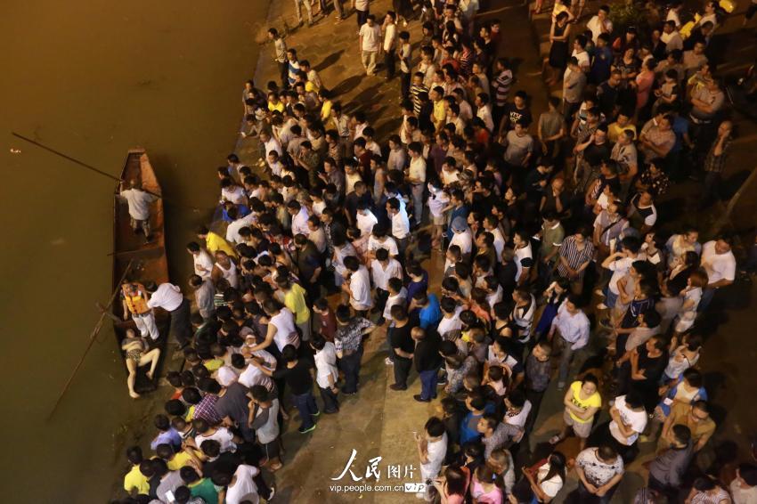 6月4日晚，湖南省婁底市二大橋跳河自殺的女子遺體被打撈上來。