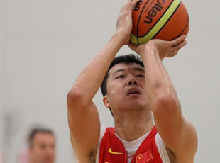 中國男籃進(jìn)行首次適應(yīng)性訓(xùn)練