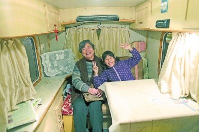  天黑了，外面風雨交加而董怡汶坐在溫暖的房車里。