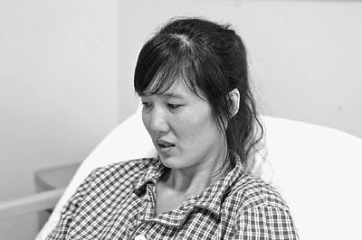 郭萍先做完手術的左腳剛剛拆線，但還打著石膏，鋼釘也尚未取出