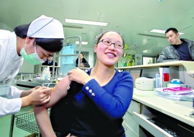 昨日，向雪敏在同濟(jì)醫(yī)院血液科病房打動員劑，丈夫陳武右在身后注視著妻子 記者傅克強(qiáng)