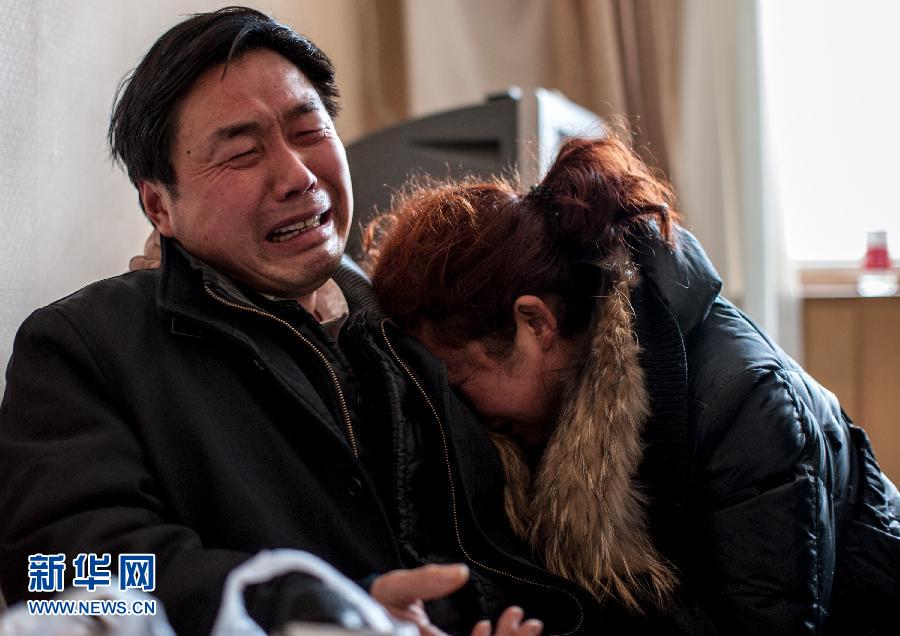 2月5日，遇難大學(xué)生郭培（化名）的父母抱頭痛哭。