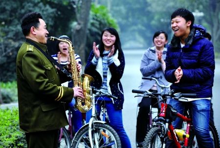 自學(xué)三種樂器，大學(xué)保安哥夢(mèng)想開音樂會(huì)