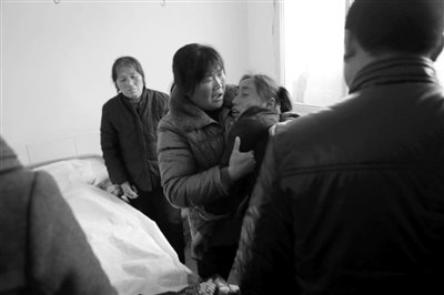 　　2月28日，薛集鎮(zhèn)秦集衛(wèi)生院一房間內(nèi)，親屬在勸哭泣的遇難者張晴的母親。