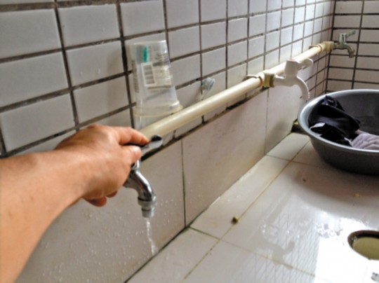 宿舍沒水學(xué)生接雨水洗澡？學(xué)校稱是學(xué)生惡作劇