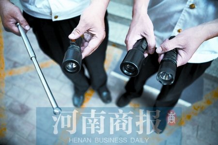 鄭州8名小學(xué)生持警棍、電擊槍街頭“火拼”