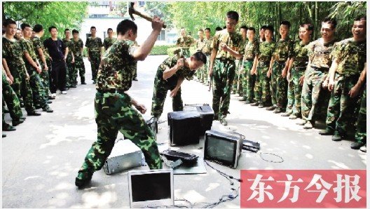 為了讓孩子表達(dá)戒除網(wǎng)癮的決心，學(xué)校組織孩子親手砸毀電腦