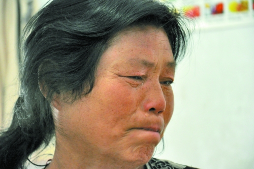 談及女兒的病情，王學(xué)鳳不禁哭了出來(lái)