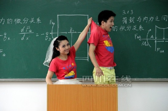 情侶回母校拍婚紗 學(xué)弟學(xué)妹:我們又相信愛(ài)情了