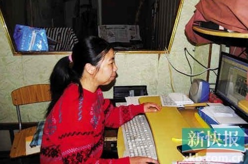 在狹小簡陋的住處，陳敏莉最專注的事情是通過網(wǎng)絡(luò)即時(shí)了解公益信息
