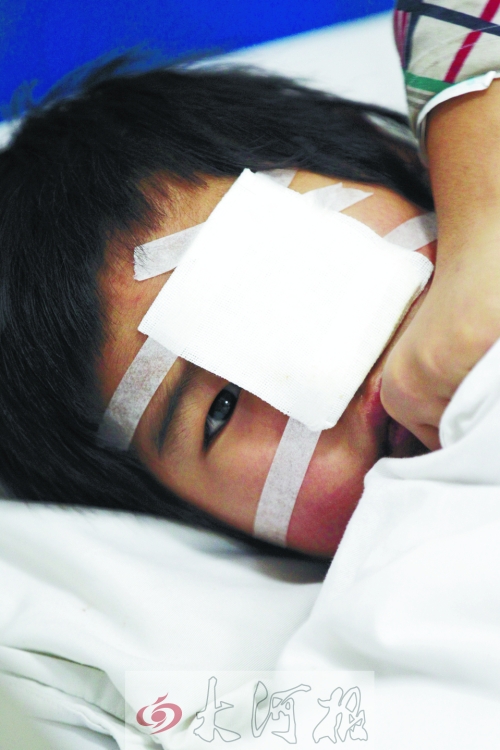 躺在病床上的小董，左眼痊愈的可能性不大