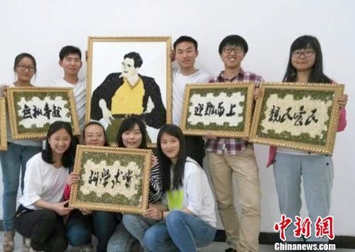 大學(xué)生們?yōu)榧o(jì)念焦裕祿，用黑豆、綠豆、大米等糧食在硬紙板上創(chuàng)作的糧食畫