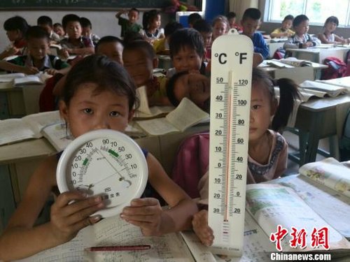 6月3日，下午四點，昆明市東川區(qū)因民鎮(zhèn)中心學校一年級教室溫度達到44℃