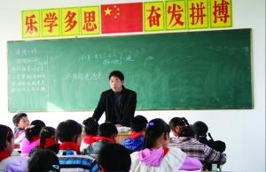 張從友先把妻子帶到學(xué)校，然后會準(zhǔn)時為學(xué)生們上課