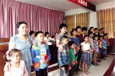 身后的“代理媽媽”，使留守兒童的身心有了依靠