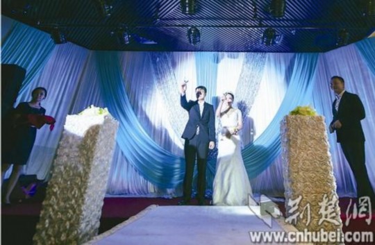 經(jīng)過執(zhí)著追求和3年戀愛，昨日，25歲的武漢小伙張巖終于娶回黑龍江姑娘張巖