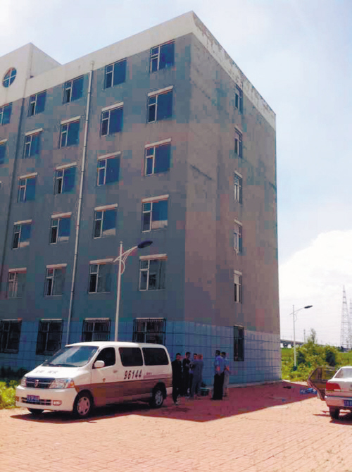 現(xiàn)場被警方封鎖，圈內為死者遺體位置