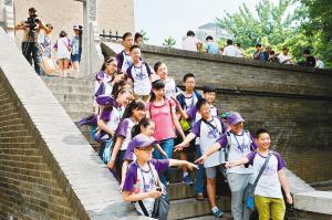 西安小雁塔景區(qū)內(nèi)，學(xué)生們正在古跡前合影留念