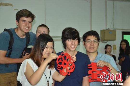 美國(guó)學(xué)生學(xué)習(xí)中國(guó)剪紙 美國(guó)學(xué)生學(xué)習(xí)中國(guó)剪紙
