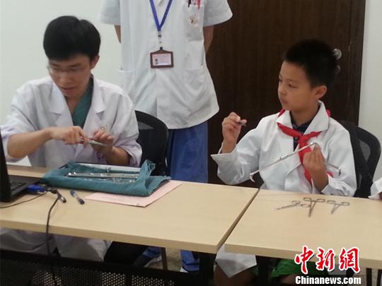 兒童暑期“職業(yè)體驗(yàn)” 醫(yī)生、警察職業(yè)受熱捧