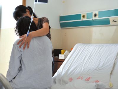 由于前天進(jìn)行了面部修復(fù)手術(shù)，俞燕身體不適，父母24小時(shí)陪在她的身邊