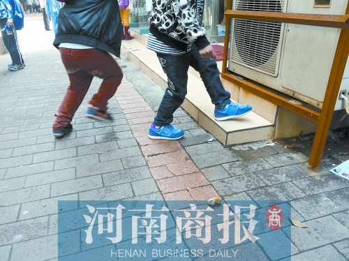 路邊，兩個(gè)小學(xué)生正在扔“臭屁炸彈