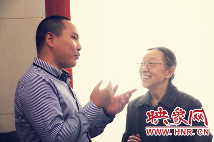 映象教育總監(jiān)班朝陽與周恩來侄女周秉宜、中央警衛(wèi)局原副局長、少將高振普親切交談