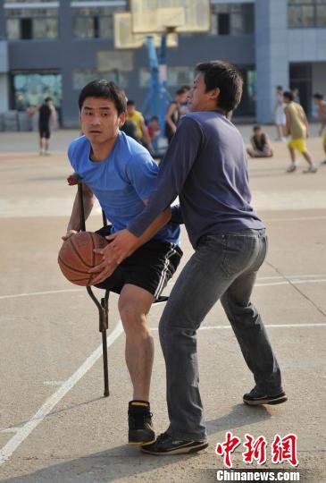 圖為拄著拐杖的瞿詩濤和同學搶球。劉占昆攝