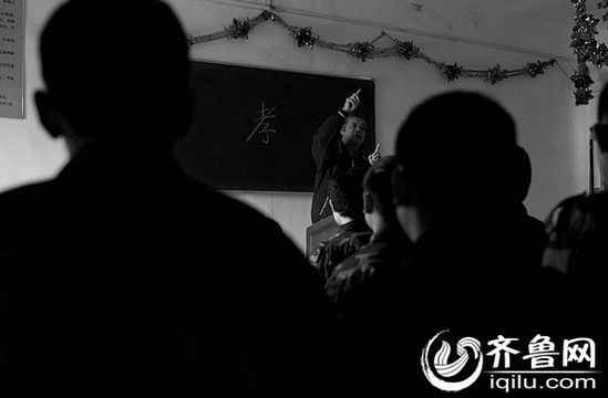 方光與其他癡迷網(wǎng)絡(luò)游戲的孩子一起，在重新認(rèn)識(shí)“孝”的含義