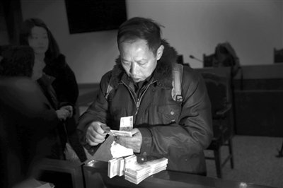 　昨日，從四川老家趕來的藍田忠，從房山法院執(zhí)行法官手里領(lǐng)到了自己的賠償款。他和15名工友在房山一煤礦