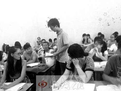 補習(xí)課上，馮昊怡不像老師，更像是學(xué)生們的同學(xué)。