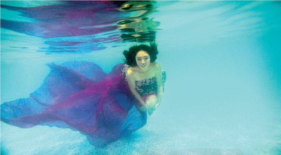 從水下拍的攝影作品充滿夢幻效果，王笑笑如同藍(lán)色大海中的“美人魚”
