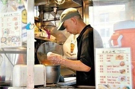 紐約哥大門口，顧客排長隊買他的肉夾饃