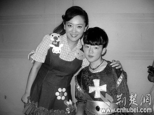 楊光參加央視節(jié)目表演時(shí)，同主持人月亮姐姐合影