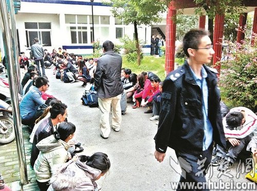 派出所院子里，擠滿了被解救的傳銷人員