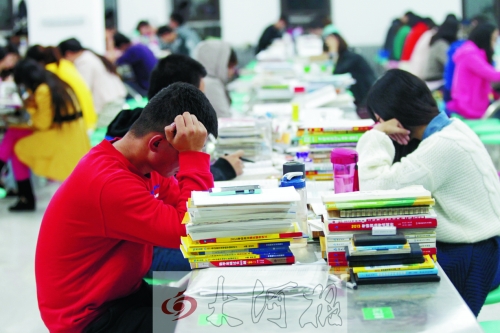 偌大的食堂里，很安靜