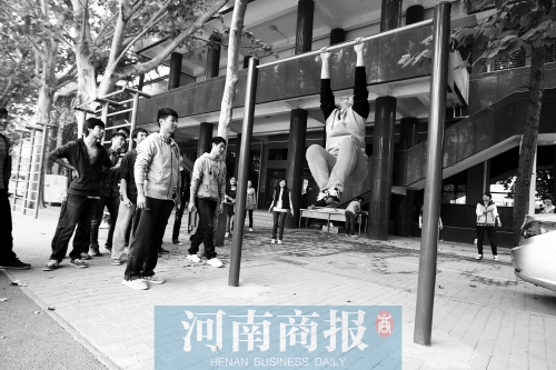 引體向上，難住不少同學