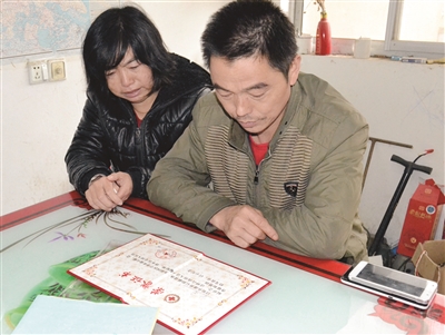 如今，劉圓父母想念女兒時只能看著榮譽(yù)證書發(fā)呆