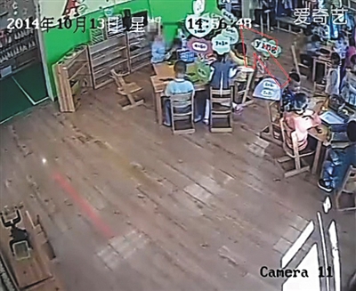 幼兒園監(jiān)控畫面顯示，小健曾被推搡、拉扯（紅箭頭處）