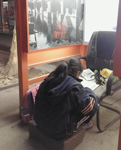 電話亭就是曉華的書房，她在這里做了5年作業(yè)