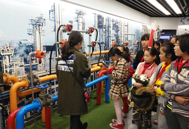 聽(tīng)到了新知識(shí)，趕緊拿出本子記下來(lái)