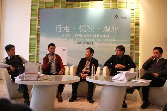 活動現(xiàn)場（左起）一毛不拔大師、陳坤、費勇、南派三叔、慕容雪村