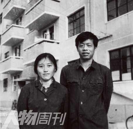 1980年，李銀河與王小波結(jié)婚時(shí)在宿舍樓下