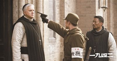 梅甘（左）、安西滿（右）與日本兵對峙的一幕。