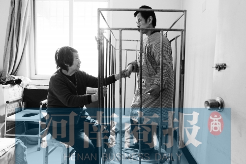 一天24小時(shí)，彭偉慶都只在鐵籠里活動(dòng) 張郁/攝