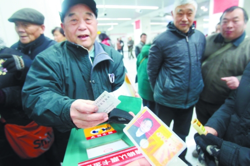 老人帶著多種證件想免費乘車，工作人員稱沒接到通知拒絕。