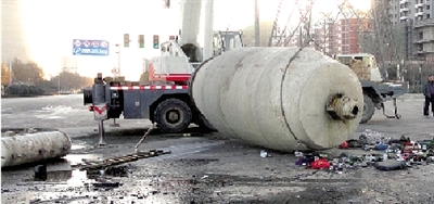 　　水泥罐車被撞得車、罐分離