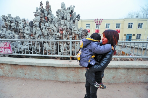 經(jīng)歷了之前的兇險(xiǎn)，窩在媽媽?xiě)阎械牧亮量吹剿兀愿械接行┖ε隆? width=