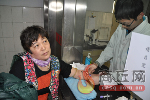 劉艷平的血樣和浙江省一位患者成功配型，1月15日下午3點，醫(yī)護人員正在為劉艷平再次抽取血樣